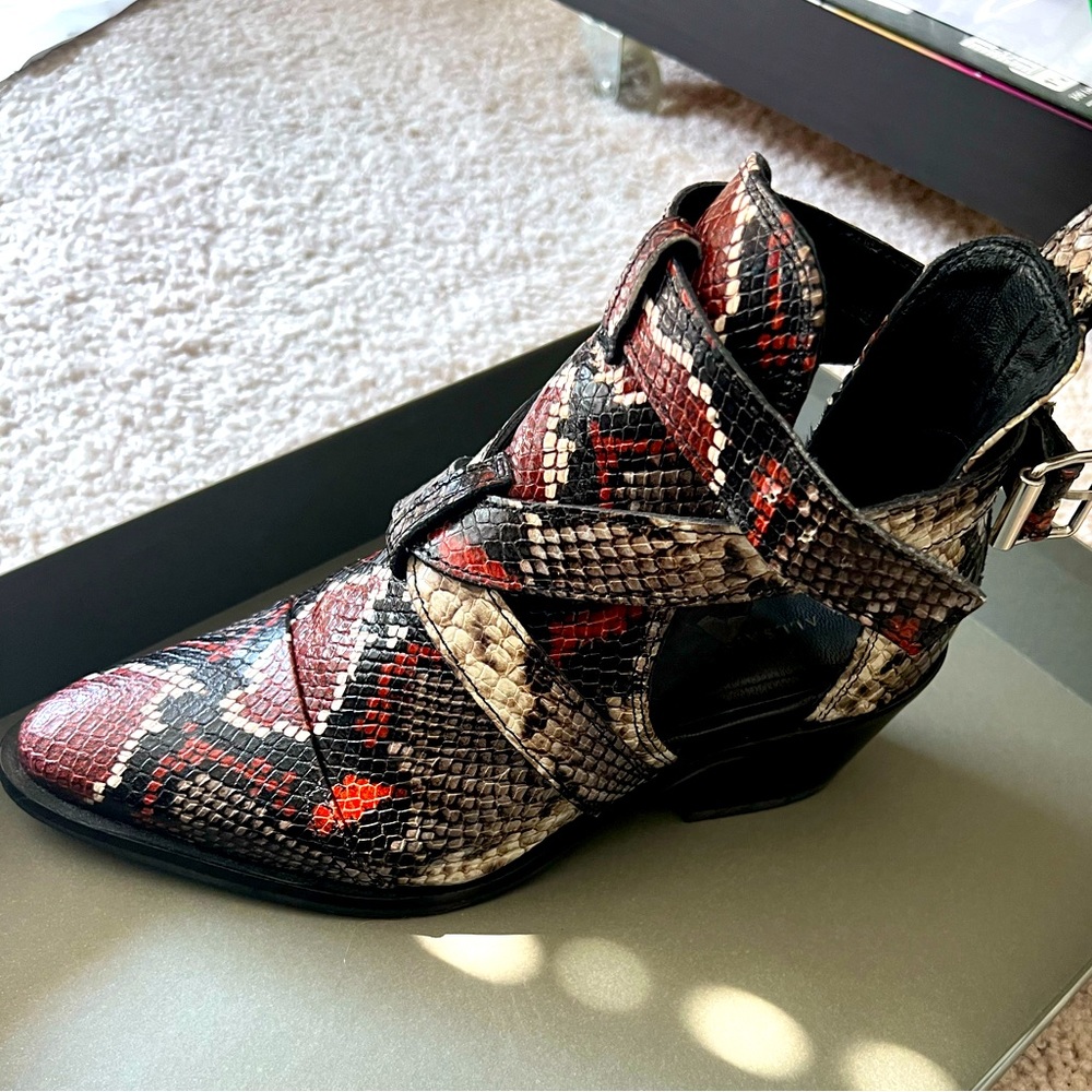 All Saints snakeskin ankle boots. 🐍🐍🐍